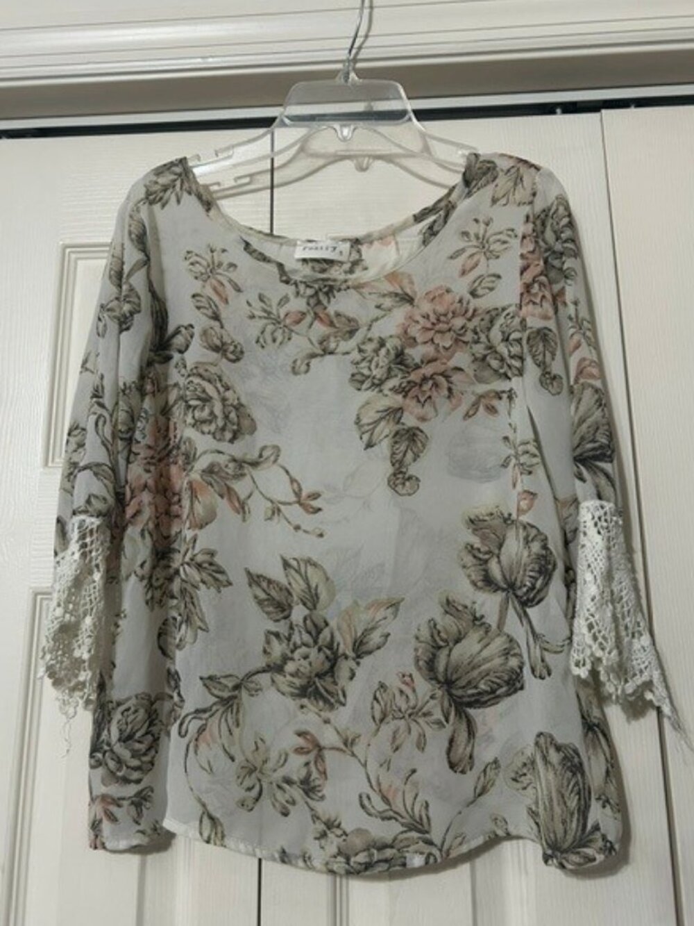 Sheer, lightweight floral chiffon blouse from the brand Poetry. (S)